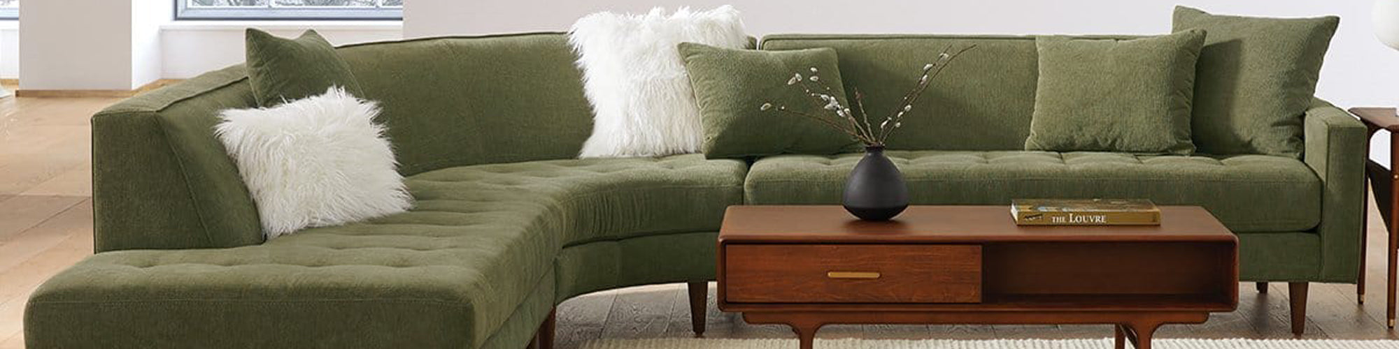 Grønn sofa med sjeselong